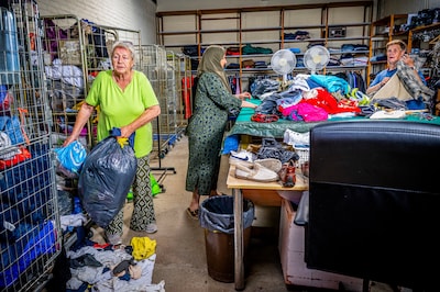 Vrijwilliger Co vindt de smerigste ‘verrassingen’ tussen kleding voor kringloop: ‘We zijn toch geen vuilnisbelt?’