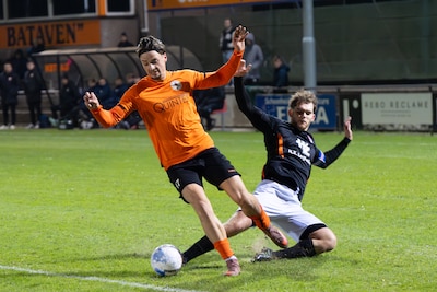 Angeren-trainer houdt schoonzoon Mees (De Bataven) wakker, maar die scoort alsnog de winnende goal: 