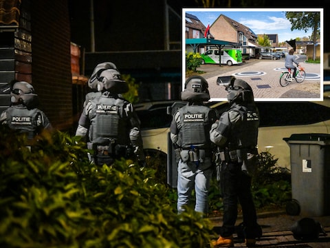 Zwaarbewapende eenheden van de Dienst Speciale Interventies (DSI). Inzet: De Beemd een dag na de grote politie-inzet voor een verwarde man. Het huis van man in kwestie staat niet op de foto.