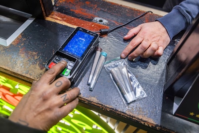 Pinnen kan straks niet meer bij coffeeshops, aanbieder pinbetalingen trekt stekker eruit: ‘Groot probleem’