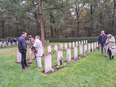 Fotobordjes geven soldaten op begraafplaats Overloon een gezicht