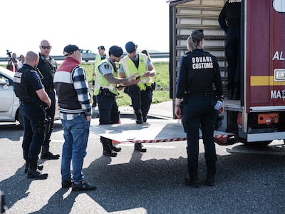 Dit levert grootschalige grenscontrole op: nepgoud, vals geld en zelfs ongekoeld vlees