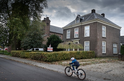 Pastorie waar ‘vluchtgezin’ woonde, staat te koop voor 1 miljoen euro