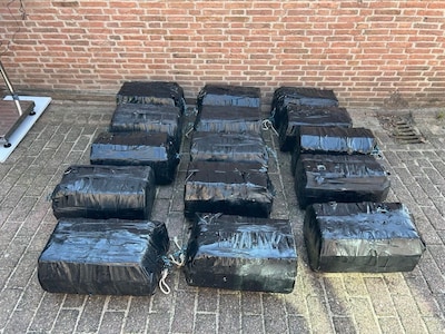 Honderden kilo’s cocaïne onderschept voor Zeeuwse kust, vijf mannen op heterdaad betrapt