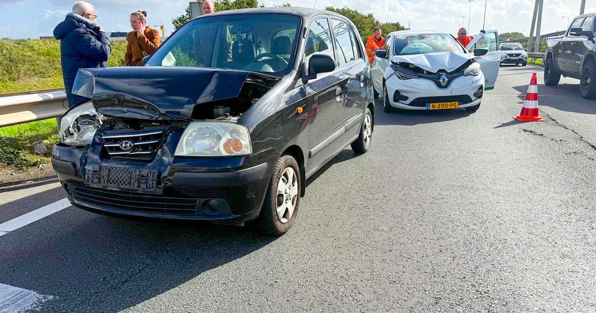 Kettingbotsing van 10 auto’s op de A1 bij Amersfoort: Twee gewonden met ambulance naar het ziekenhuis.