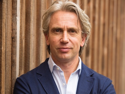 Menno Lanting signeert bij Hijman Ongerijmd