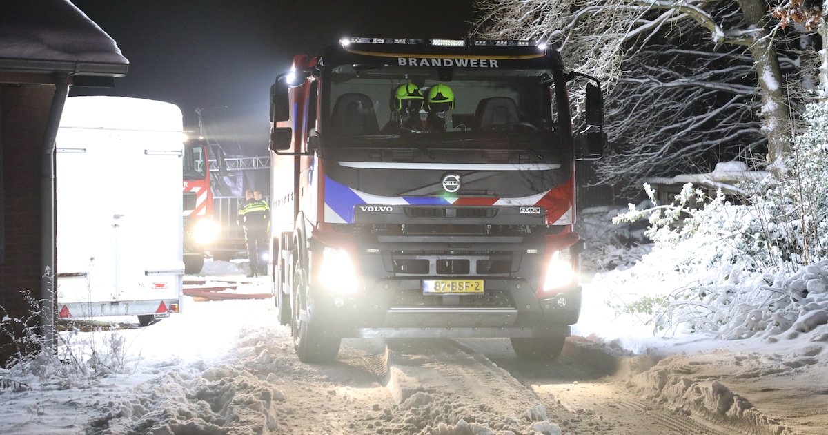 Shovel in schuur in Harskamp vliegt in brand