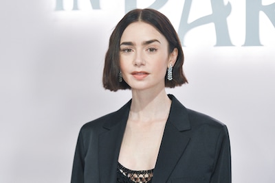 Emily in Paris-ster Lily Collins krijgt gestolen verlovingsring na drie jaar terug