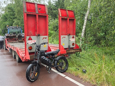 Twee vrouwen op fatbike botsen op geparkeerde tractor in Ede
