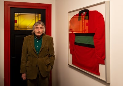 Johan Derksen komt belofte na: tv-persoonlijkheid draagt shirt van NEC’er Philippe Sandler bij ‘Vand