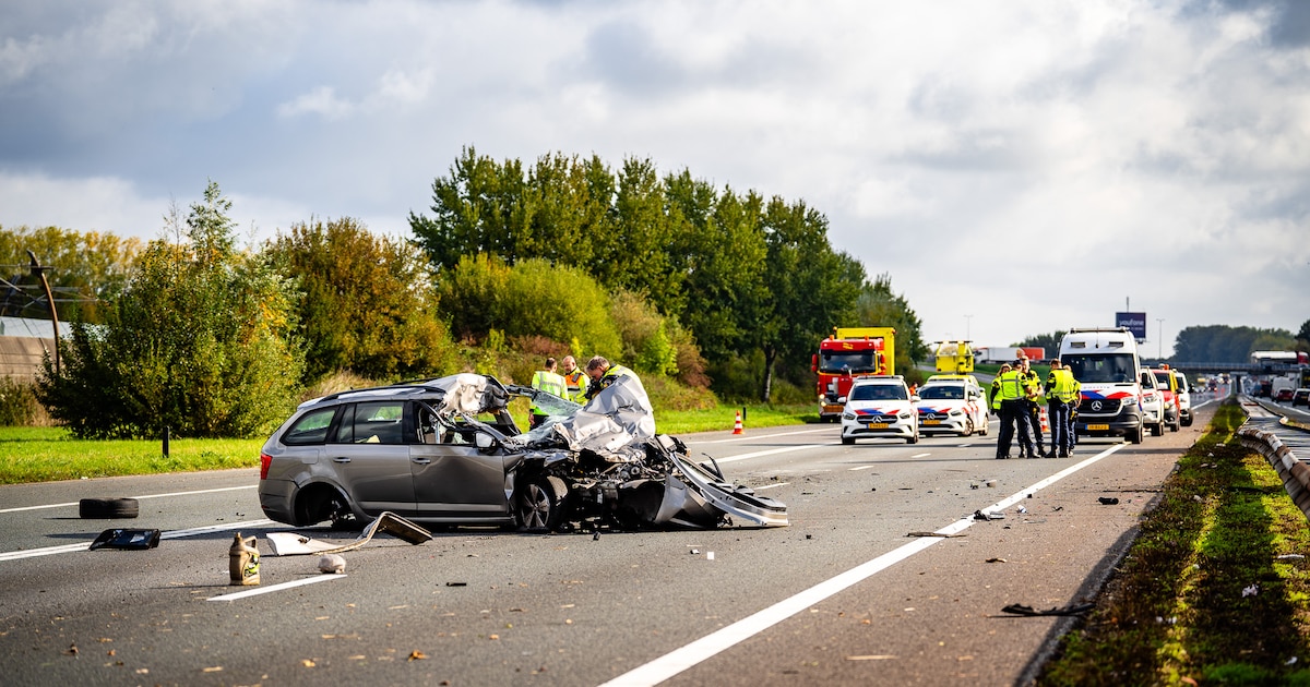 Automobilist overleden na botsing met vrachtwagen op de A15 bij Tiel, snelweg komende uren dicht.
