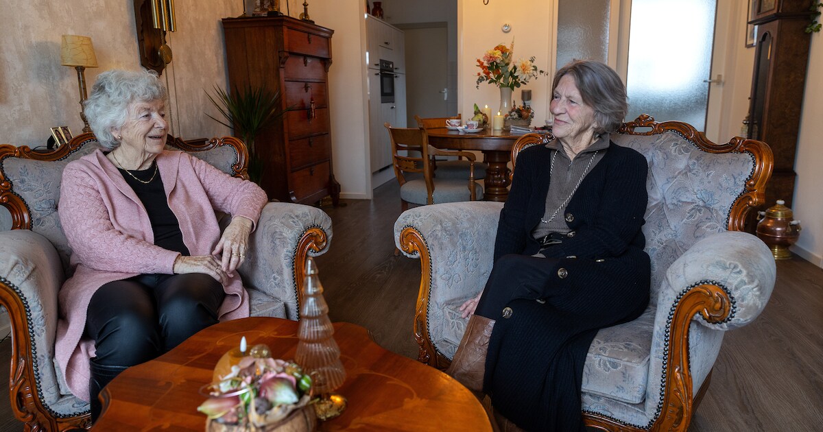 Zussen Henny (82) en Maria (80) zijn hét gesprek in het dorp: ‘We wonen ...