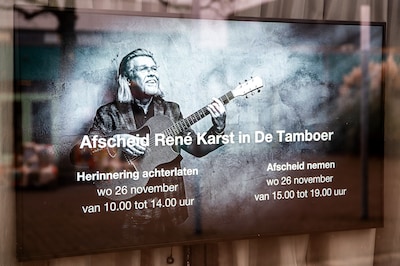 Vrienden en fans nemen afscheid van René Karst: ‘We gaan hem herinneren voor zijn gezelligheid’