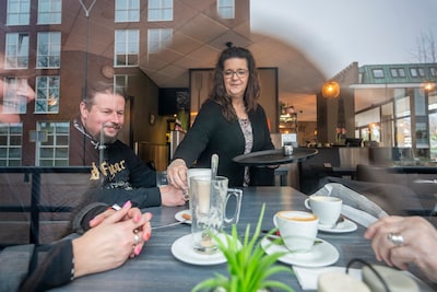 Haar lunchroom draait als een tierelier, tóch stopt Carla (60) ermee: ‘Alles doet dan zeer’