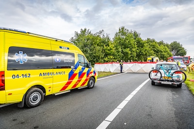 Auto met vijf inzittenden crasht op afrit A28: één kind overleden, twee kinderen raken zwaargewond
