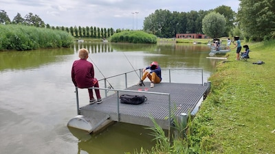 Te koop: vissteigers van Hengelsportvereniging De Snoek uit Gendt, zo goed als nieuw