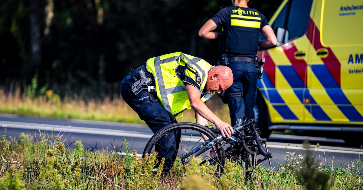 Wielrenner zwaargewond na botsing met Tesla, slachtoffer belandt tientallen meters verder in sloot.