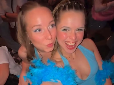 Ze oefenen een zoen voor ‘kiss cam’ bij K3, dan gebeurt het echt: dochter Wolter Kroes en vriendin gaan viraal