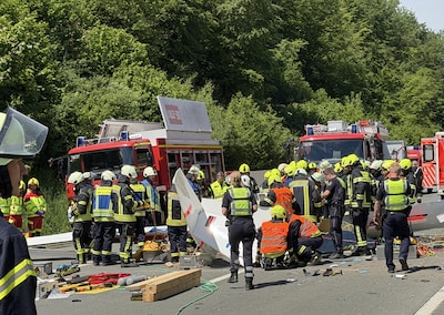 Zweefvliegtuig stort neer op Duitse snelweg, piloot overlijdt