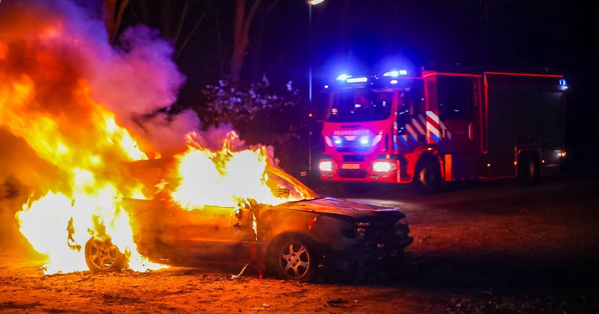 Auto in Apeldoorn voor de tweede keer aangestoken en ditmaal compleet verwoest