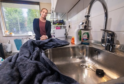 ‘Ik sta letterlijk in de shit’: Valerie wanhopig na riooloverstromingen in haar keuken