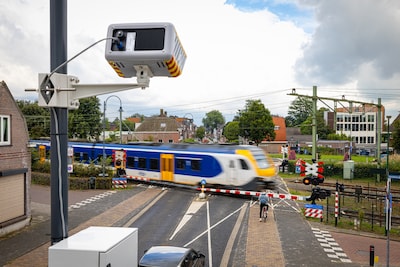 Waarom flitspalen bij spoorwegovergangen massaal worden ingezet: ‘Het gaat niet om bonnen, maar om g