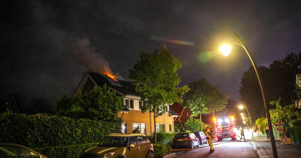 Blikseminslag veroorzaakt woningbrand in Hooglanderveen, vuur slaat over naar naastgelegen huis