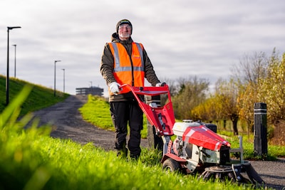 Gezichtstattoos, dakloosheid, acht jaar bijstand: een hoveniersbedrijf gaf René wél een kans