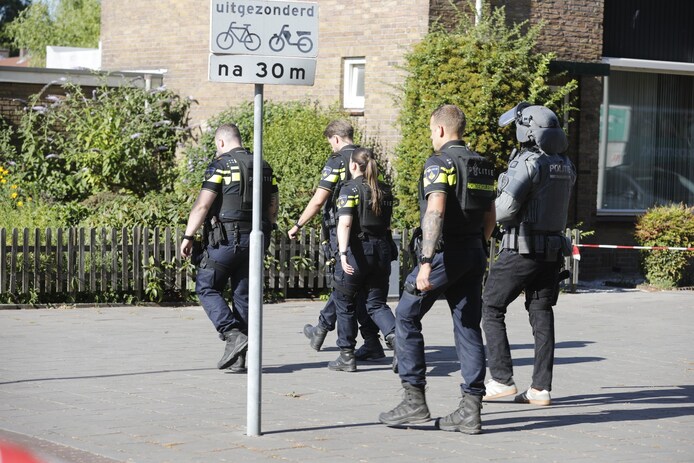 Wijk in Roosendaal grotendeels afgesloten, huizen ontruimd: 'We zien agenten met wapens' | Brabant | gelderlander.nl