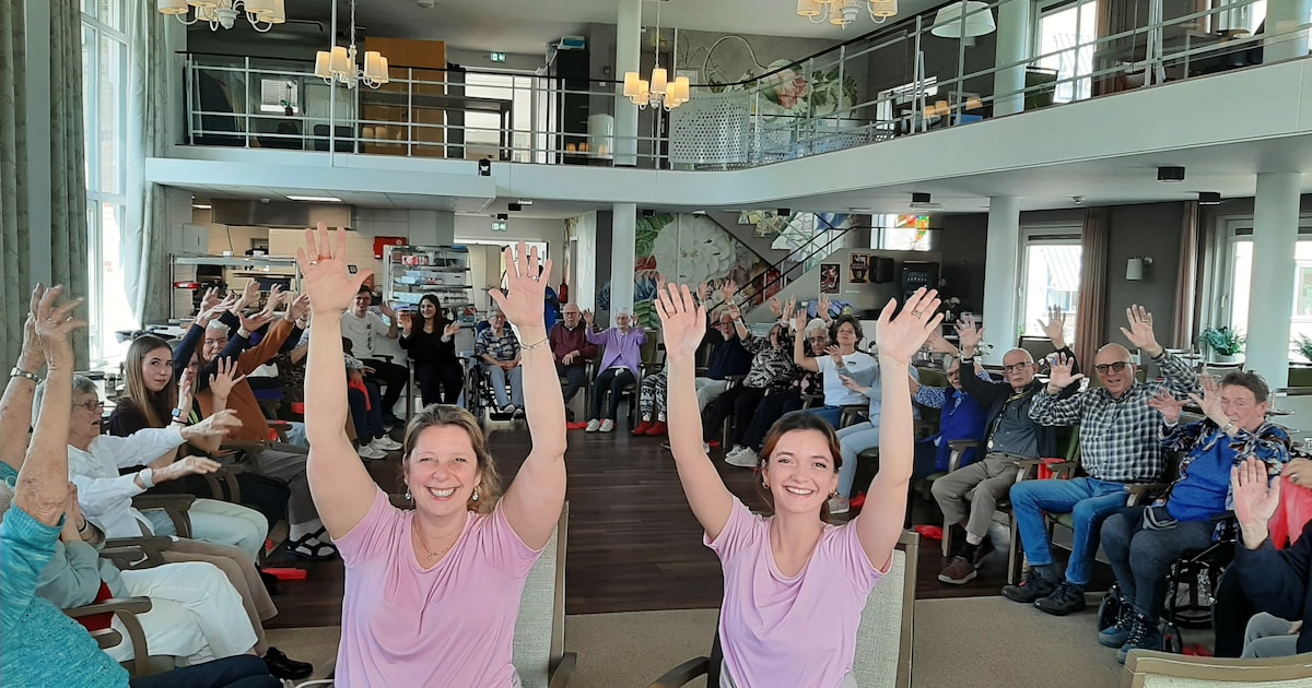 Manon en Samantha dansen met Deventer ouderen: ‘Het maakt iets los, ook mentaal’