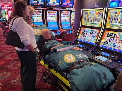 Hans is ernstig ziek en wil nog één keer op zijn geliefde bingokast spelen in het casino: ‘Ik had lichtjes in mijn ogen’