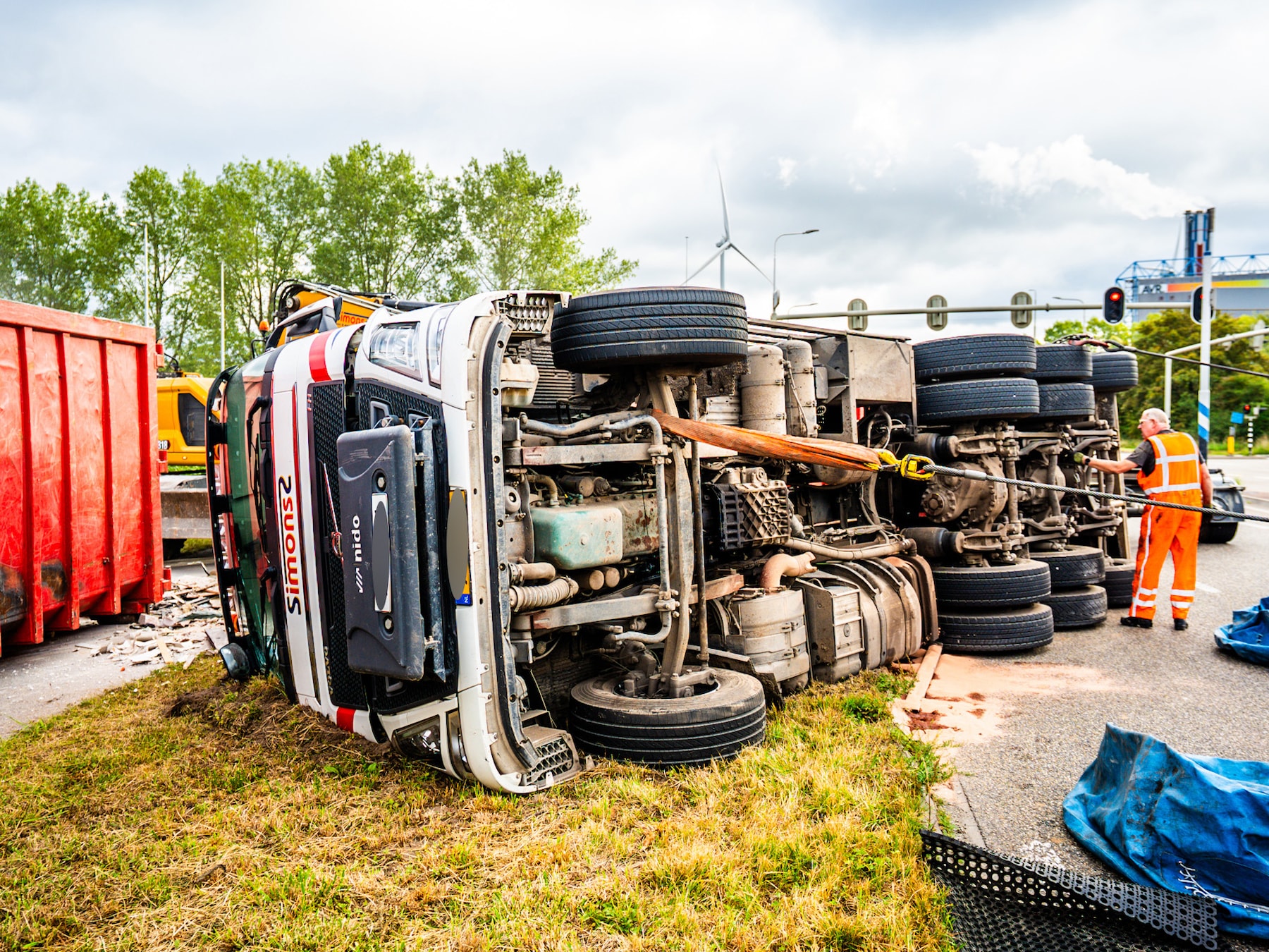 Vrachtwagen kantelt op afrit A12 bij Duiven