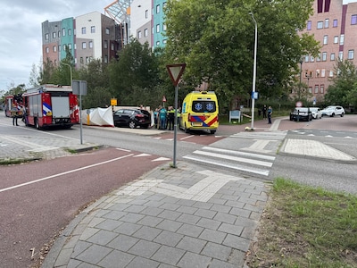Dode bij verkeersongeluk in Zwolle, weg vlakbij ziekenhuis deels afgezet voor onderzoek