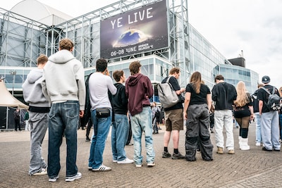 Rapper Ye mijdt provocaties en focust zich op de muziek tijdens eerste concert in Gelredome