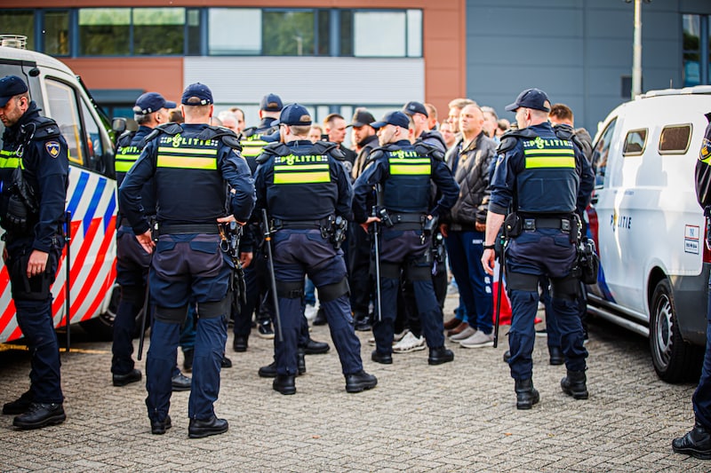 Veel agenten waren aanwezig.
