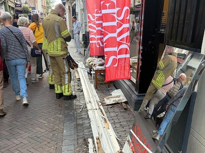 Daklijst valt tussen winkelend publiek op de Lijnmarkt in hartje Utrecht