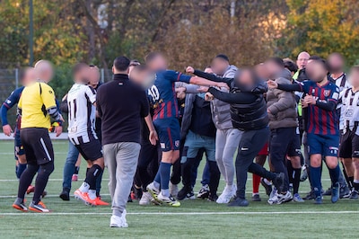 Politie doet onderzoek naar vechtpartij Arnhemse voetbalderby: wat gebeurde er precies?