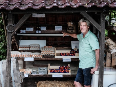 Marco verkoopt al 12 jaar eieren langs de weg aan inmiddels 500 klanten per week, maar nu moet hij plots stoppen van de gemeente