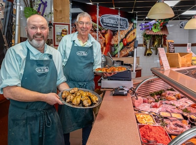 Slagers Jan (57) en Hennie (69) stoppen na ruim twintig jaar en geven vaste klanten het recept van hun specialiteit