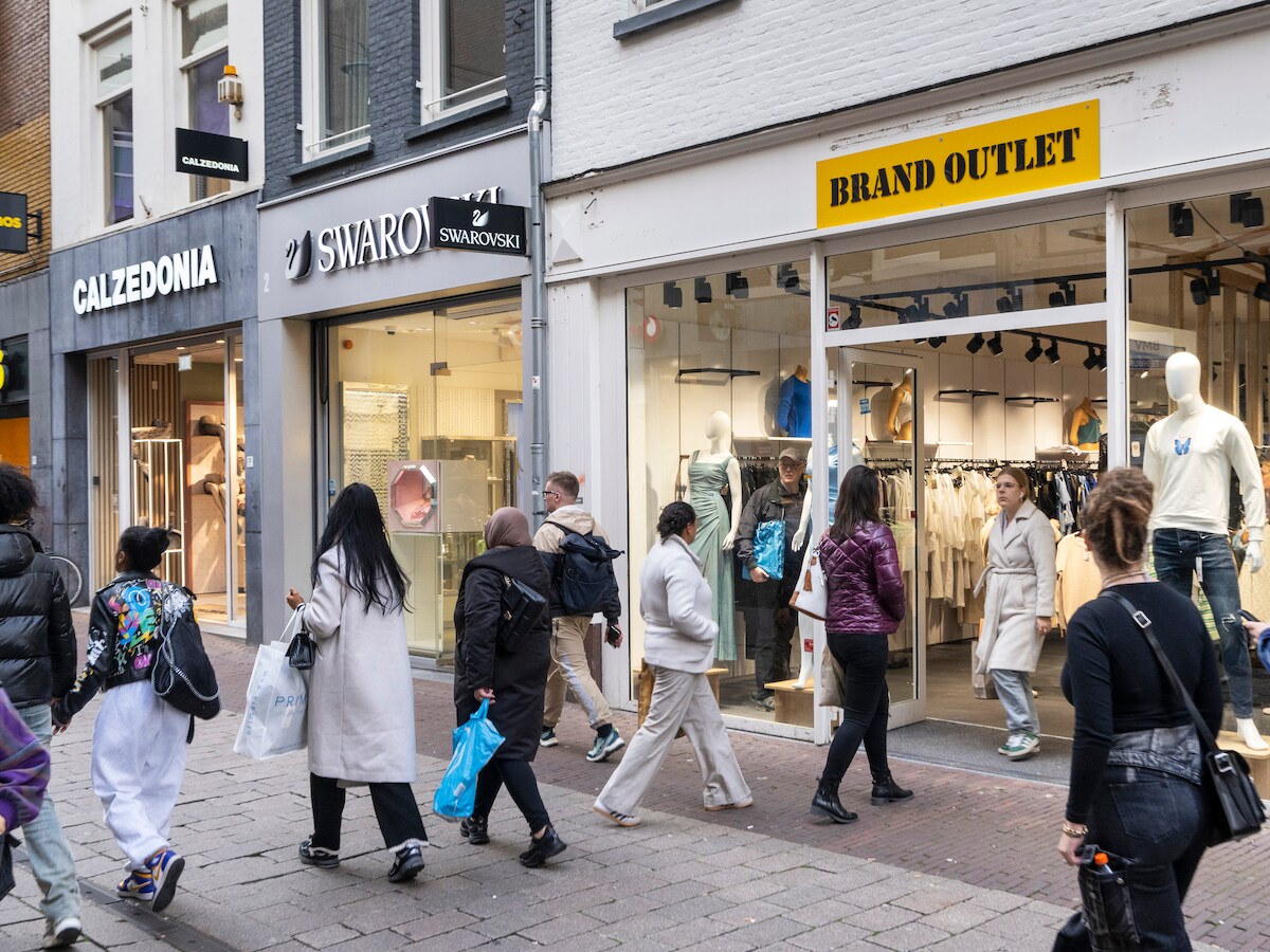 Arnhemse kledingoutlet moet naam Shein van gevel halen na ingrijpen populair Chinees modemerk Suzanne Huibers gelderlander