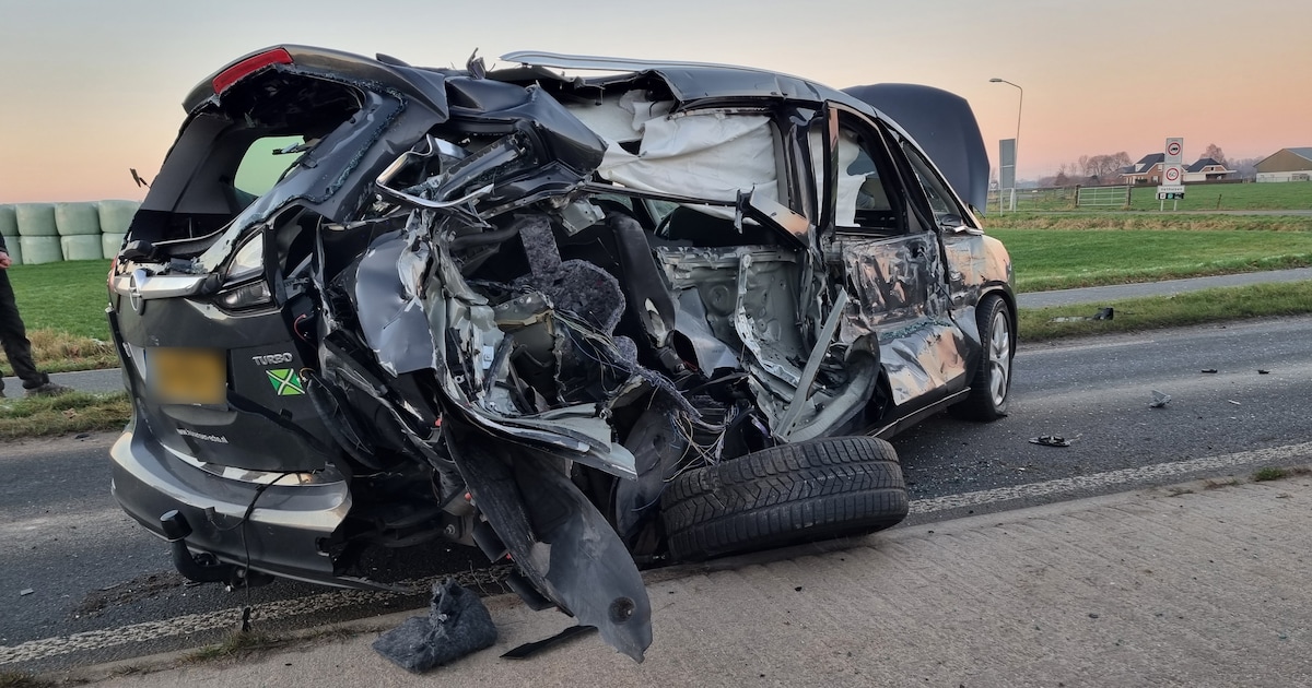 Eén gewonde en enorme schade bij aanrijding op N335