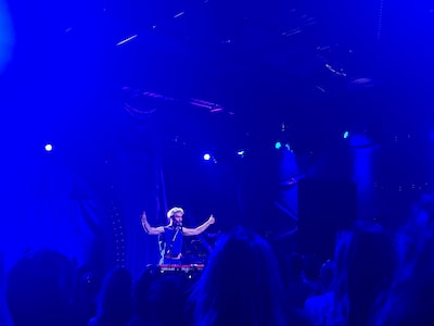 Festivalgangers vormen één groot meezingkoor: ‘Stayin’ Alive, stayin’ Alive’