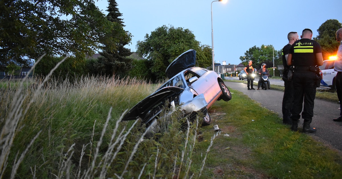 Auto belandt zwaar beschadigd in berm bij verkeersongeval, politie treft niemand aan