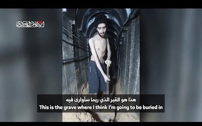 Familie geeft video vrij van Hamas-gijzelaar waarin hij een gat graaft waarvan hij denkt dat het zijn graf is