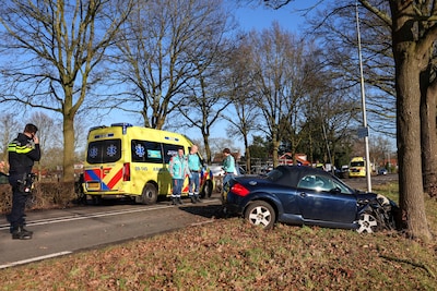 Auto ramt boom in Bunnik: bestuurder naar ziekenhuis