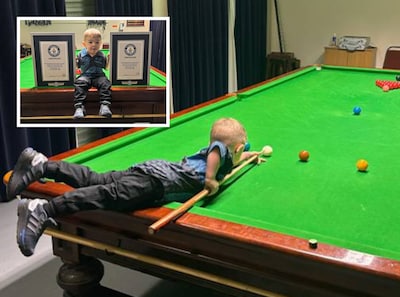 Peuter van 2 jaar tikt wereldrecords weg op snookertafel, wel met behulp van een krukje