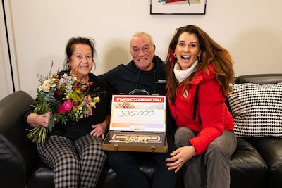 Yvonne uit Veenendaal verrast met een gouden koffer van de Postcode Loterij