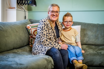 Stijn (6) heeft dezelfde zeldzame aandoening als zijn moeder: ‘Hij heeft het van mij, dat is heel moeilijk’
