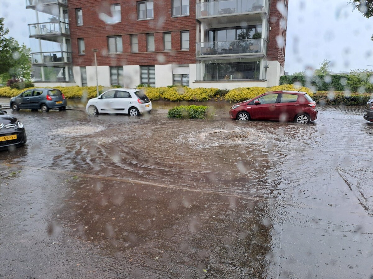 Maggy ziet rioolwater haar huis instromen en barst in tranen uit ...