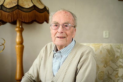 Oudste Indië-veteraan van Hardinxveld viert 100ste verjaardag: ‘Blijven ademen, dát is het geheim’